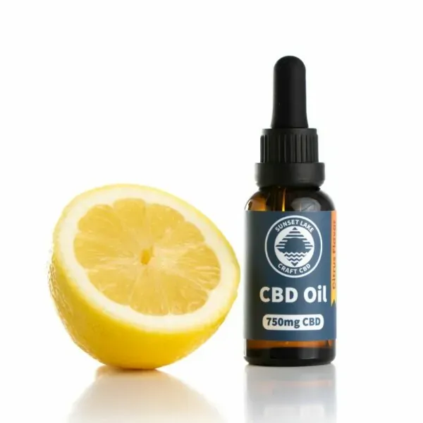 Citrus-flavored 750mg CBD Oil next to a cut lemon